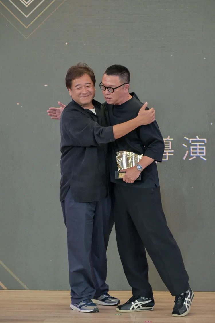 沈可尚以《深度安靜》奪下最佳導演等4座獎，成本屆大贏家之一，從瞿友寧手中接下獎座。桃園電影獎提供