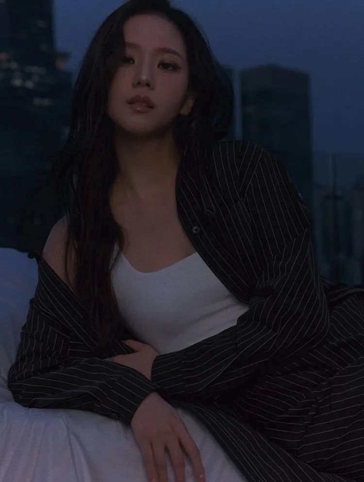 Jisoo以條紋套裝展現略帶撩人氣息的居家氛圍。翻攝Jisoo IG
