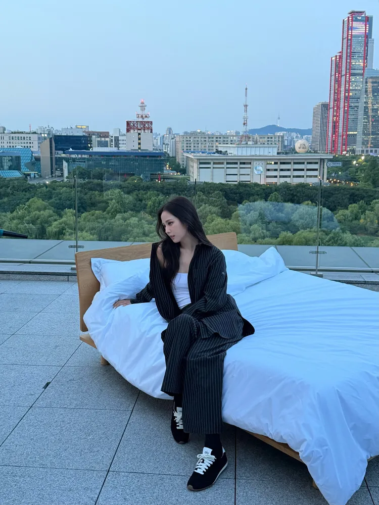 Jisoo放送慵懶風格的「床照寫真」。翻攝Jisoo IG