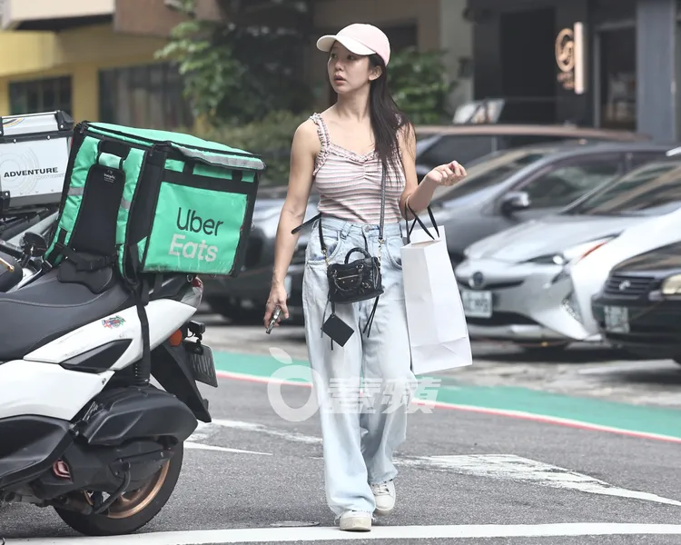 郭書瑤繼續漫步東區街頭閒逛。特勤中心攝