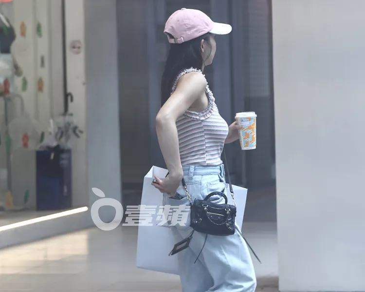 郭書瑤邊放手機邊思考逛街路線。特勤中心攝