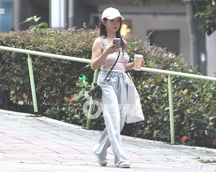 郭書瑤走到SOGO百貨附近。特勤中心攝