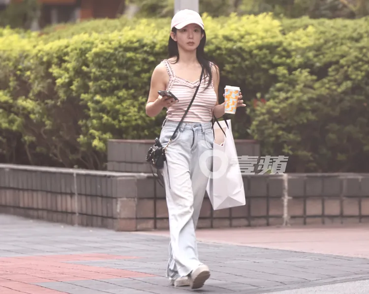郭書瑤穿越SOGO百貨旁的公園。特勤中心攝