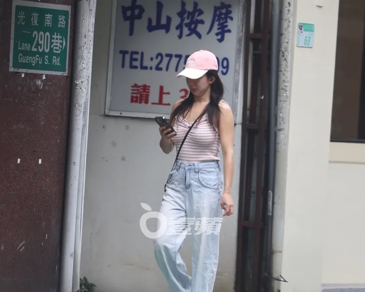 郭書瑤穿橫條紋背心，展現33E好身材。特勤中心攝