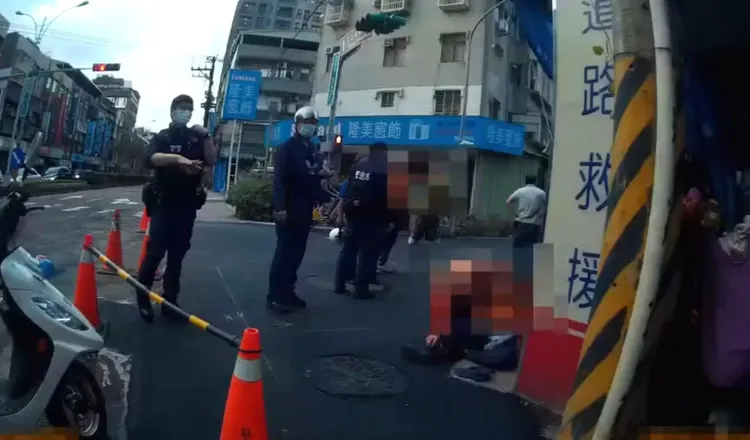 黃姓義交被推倒在地，後腦重創成植物人後死亡。翻攝畫面