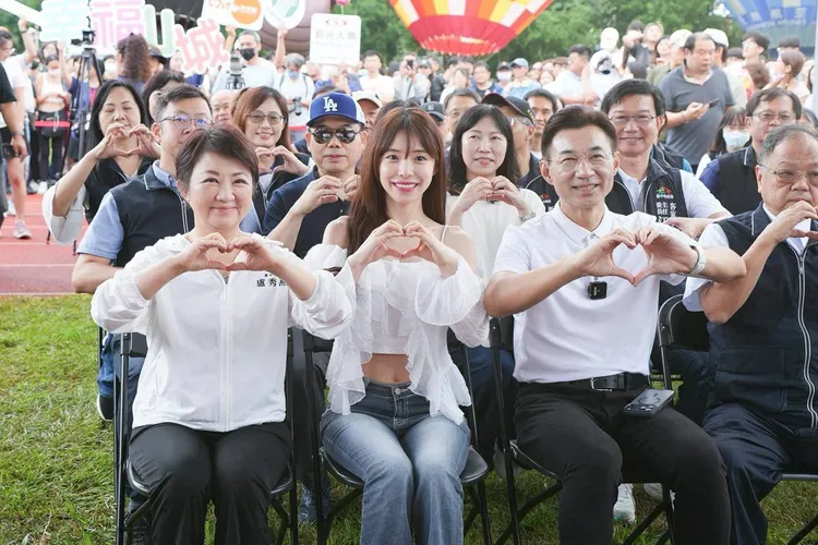 台中石岡熱氣球嘉年華22日在石岡區土牛運動公園盛大登場，特別邀請韓籍啦啦隊女神李多慧擔任開幕嘉賓，市長盧秀燕與李多慧一起搭乘熱氣球。台中市政府提供