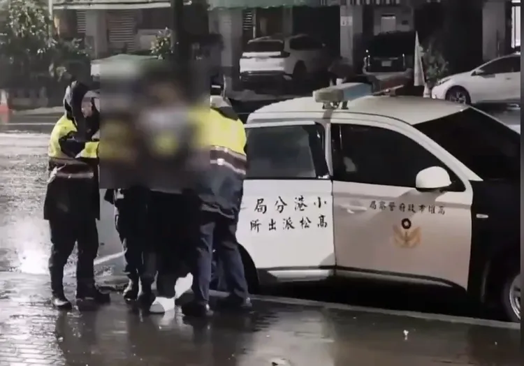 警察巧扮超商店員逮捕林姓車手。翻攝畫面