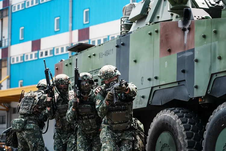 戰鬥部隊出動CM32、CM34雲豹八輪甲車實施隆港防護演練。青年日報提供