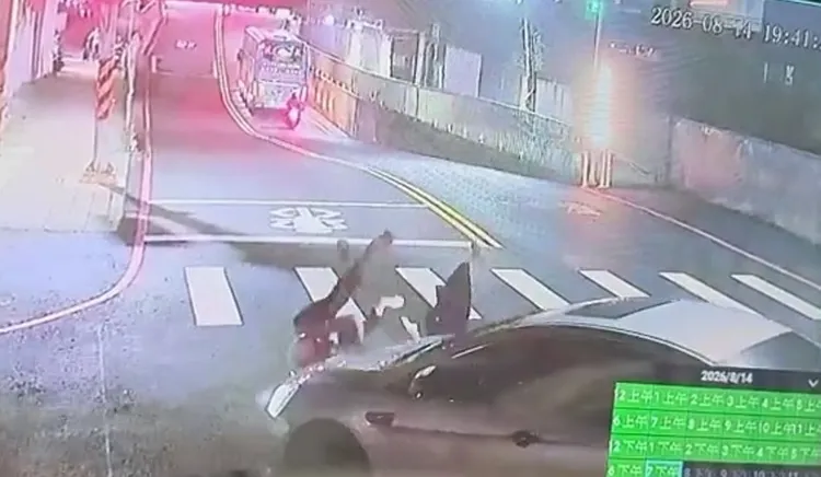 撞擊瞬間。翻攝畫面