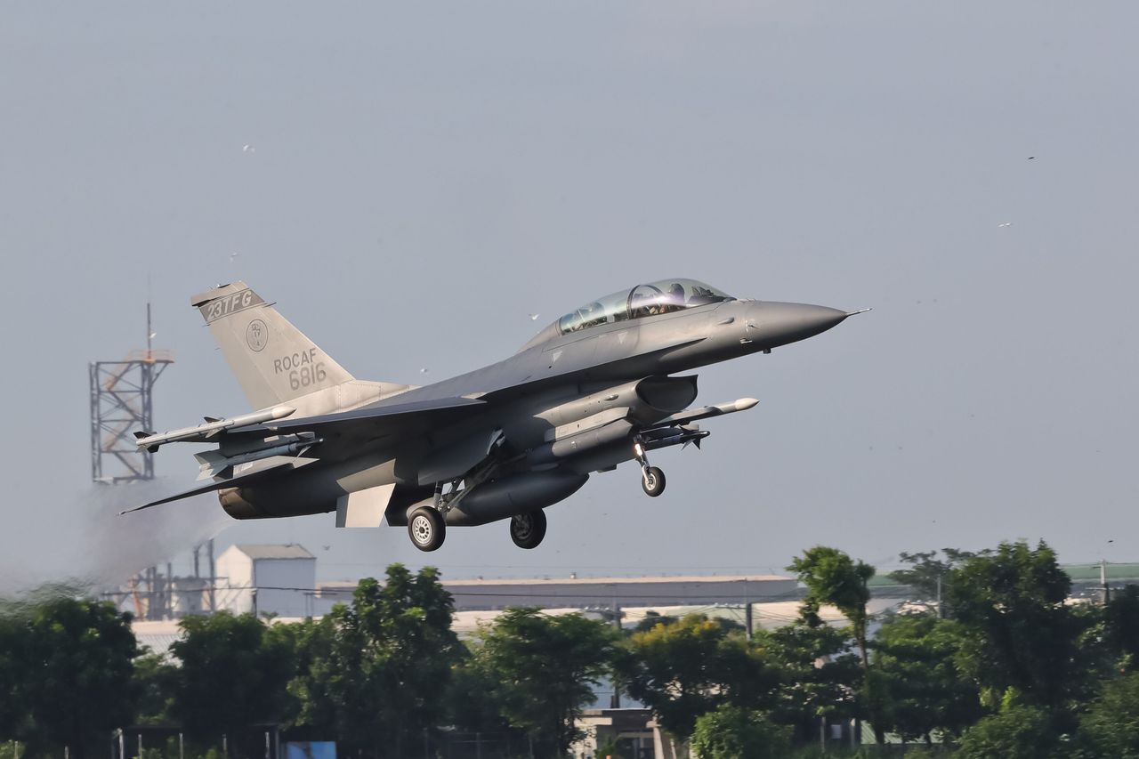漢光演習首日傳意外 F-16降落衝出跑道 飛行員平安脫困