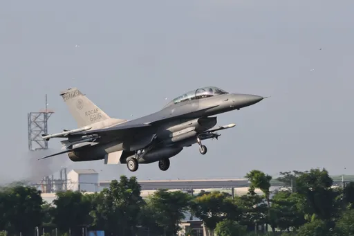 漢光演習首日傳意外　F-16降落衝出跑道　飛行員平安脫困
