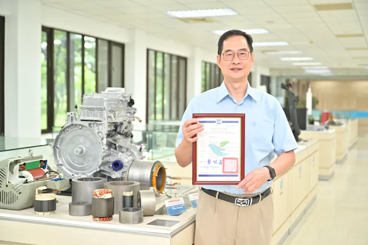 中鋼「電磁鋼捲RC30」產品今年通過經濟部產業發展署審查，取得第二張資源再生綠色產品證書。中鋼提供