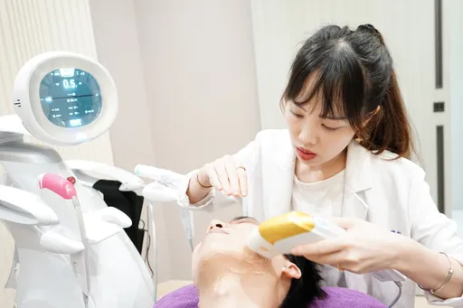 男友鏡頭比自拍更殘酷？文山維格鄭伊婷醫師揭「死亡側拍」元凶　海芙音波媚必提助攻俐落下顎線