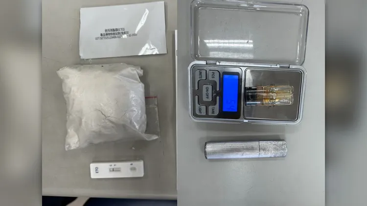 警方在車上找到電子煙、依托咪酯酸一包，均呈毒品陽性反應，將查扣死者手機調查釐清。民眾提供