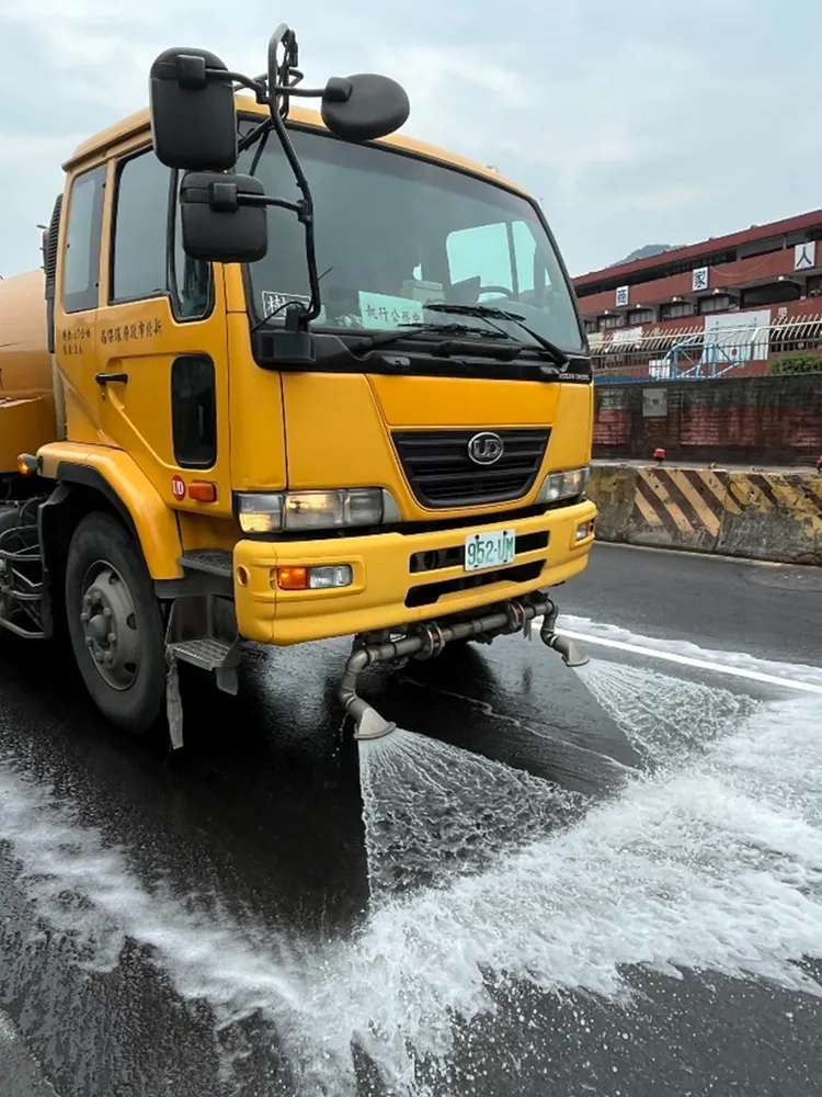 新北市政府環保局於新店、樹林等區出動洗街車進行灑水降溫作業。翻攝畫面