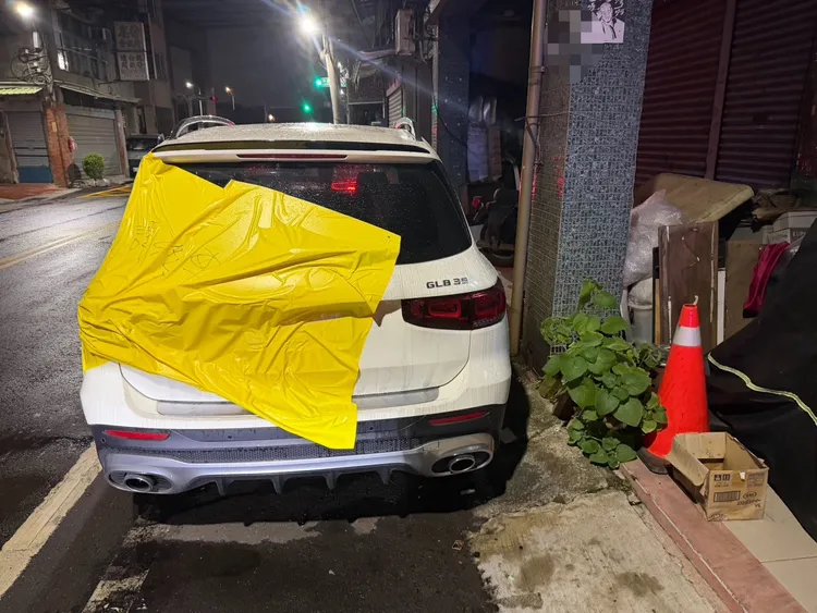 賓士車後方被貼大面積塑膠膜。翻攝畫面