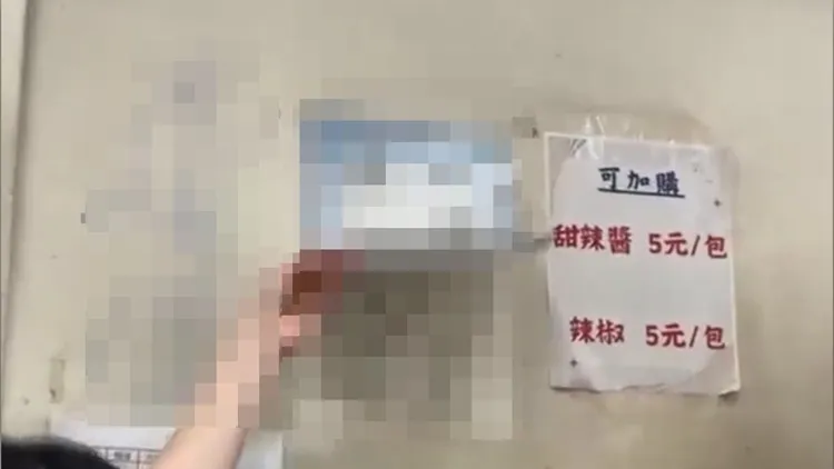 如今饒河小吃店將蔣萬安與沈伯洋的簽名都塗銷。示意圖／翻攝自周立軒臉書；經馬賽克處理