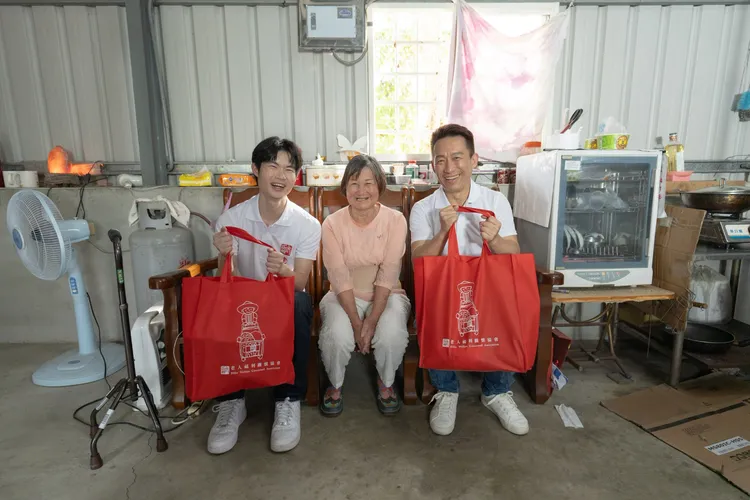 郭子乾和兒子郭德君做公益。老人福利關懷協會提供