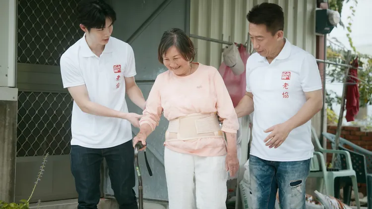 郭子乾與郭德君組「物資超人父子檔」送愛到偏鄉。老人福利關懷協會提供
