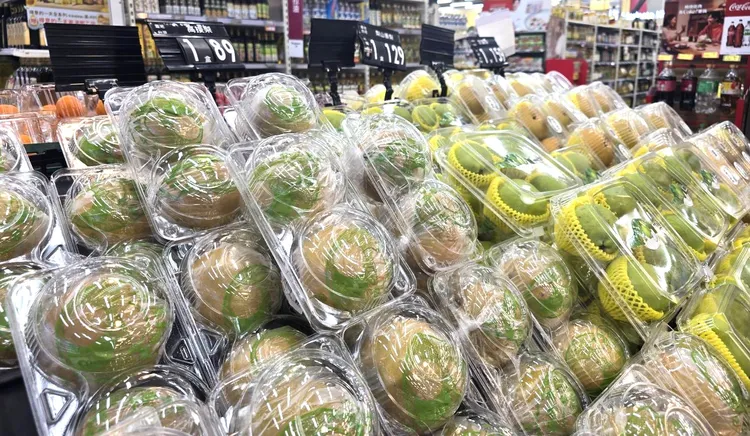 愛買量販銷售各式水梨，高接梨２顆89元。業者提供