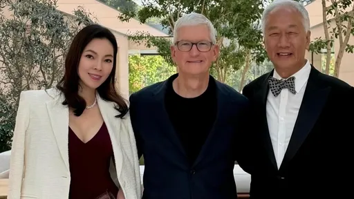 緋聞風波後夫妻首放閃！曾馨瑩甜偎郭台銘　蘋果庫克見證