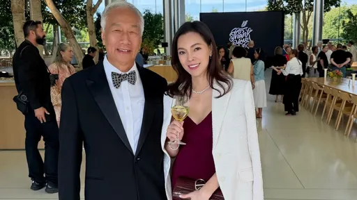 緋聞風波後夫妻首放閃！曾馨瑩甜偎郭台銘　蘋果Cook見證