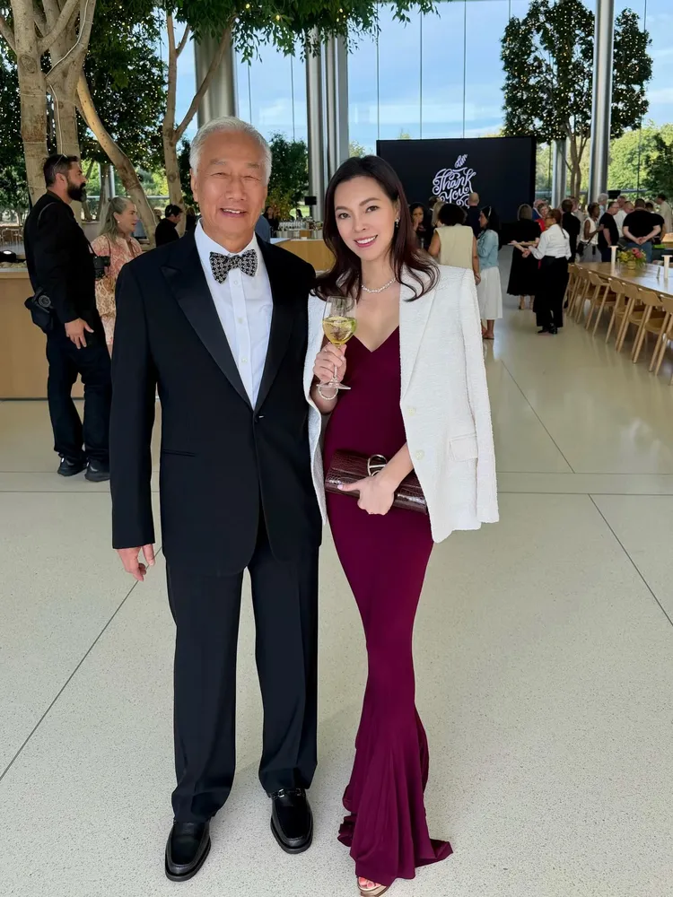 曾馨瑩緊靠在郭台銘身旁，夫妻互動一切如常。翻攝曾馨瑩IG