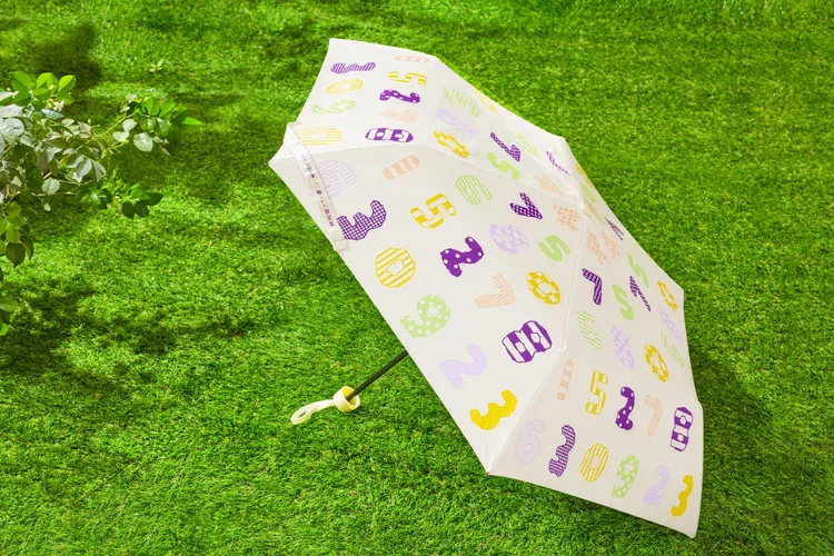 公益組合中的「SOU・SOU抗UV雨傘」簡約有朝氣，象徵陪孩子走過晴雨、朝向明亮未來前進的寓意。王品集團提供