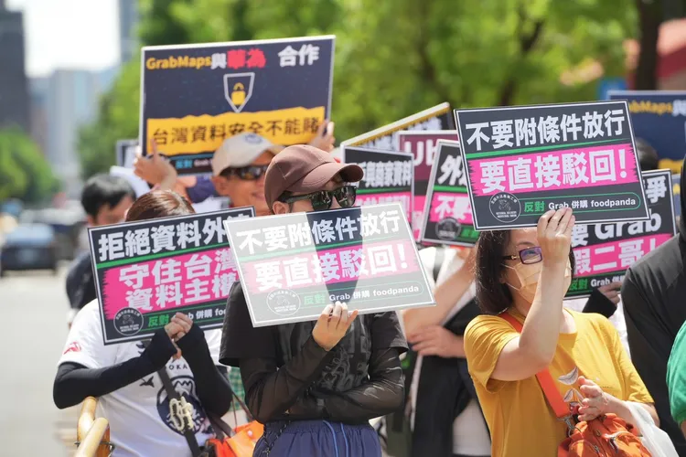 五大公民團體今（18）日首次集結挺身反對Grab，現場超過500人前往公平會前陳情。讀者提供
