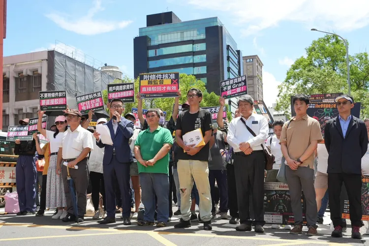 五大公民團體今（18）日首次集結挺身反對Grab，現場超過500人前往公平會前陳情。讀者提供