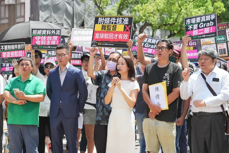 五大公民團體今（18）日首次集結挺身反對Grab，現場超過500人前往公平會前陳情。讀者提供