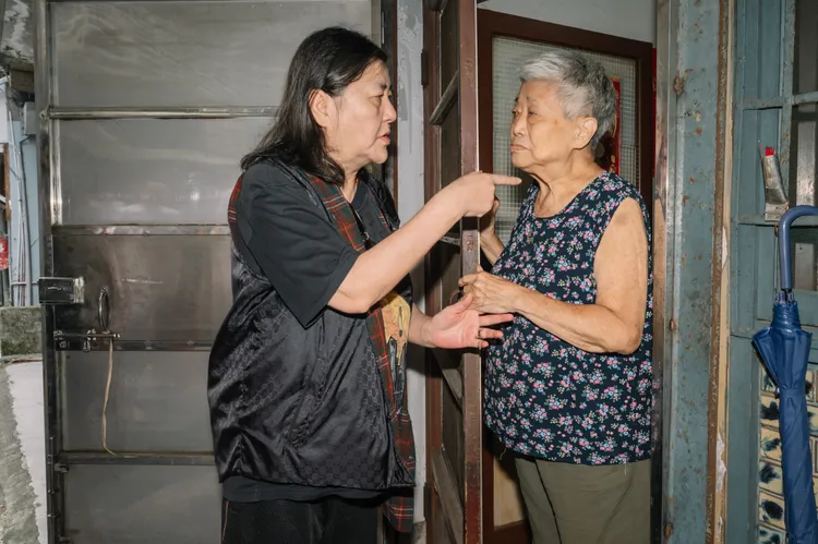 邱瓈寬探訪弱勢長輩。老人關懷福利協會提供