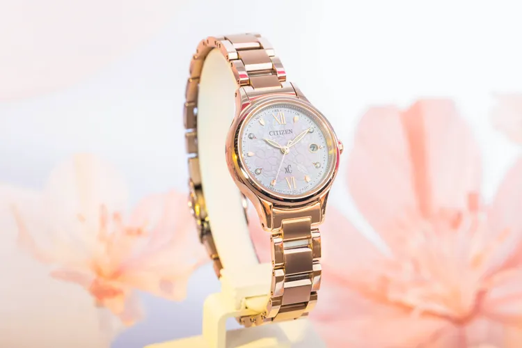 CITIZEN xC系列光動能全球電波時計錶ES9498-77N，27mm，鈦金屬（Sakura pink櫻花粉紅金）錶殼，白蝶貝錶盤，鈦金屬錶帶（Sakura pink櫻花粉紅金），光動能機芯，防水深度50米，台灣限量70只，3萬9900元。品牌提供 