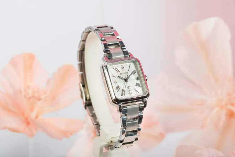 CITIZEN xC系列光動能全球電波時計錶 ES9500-51A，25x34.5mm，鈦金屬（Duratect platinum鉑金）錶殼，白色錶盤，鈦金屬錶帶（Duratect platinum鉑金，附卡其色蘋果皮環保材質快拆錶帶），光動能機芯，，防水深度50米，台灣限量100只，3萬4900元。品牌提供
