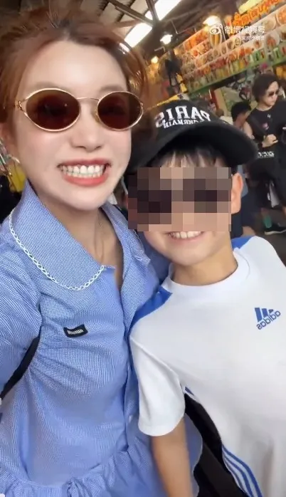陳妍希和兒子越來越像。翻攝微博