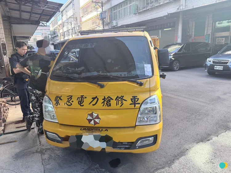 該輛「偽台電工程車」疑似在道路上高速行駛，甚至有不禮讓救護車等情況，在網路上掀起議論。翻攝畫面