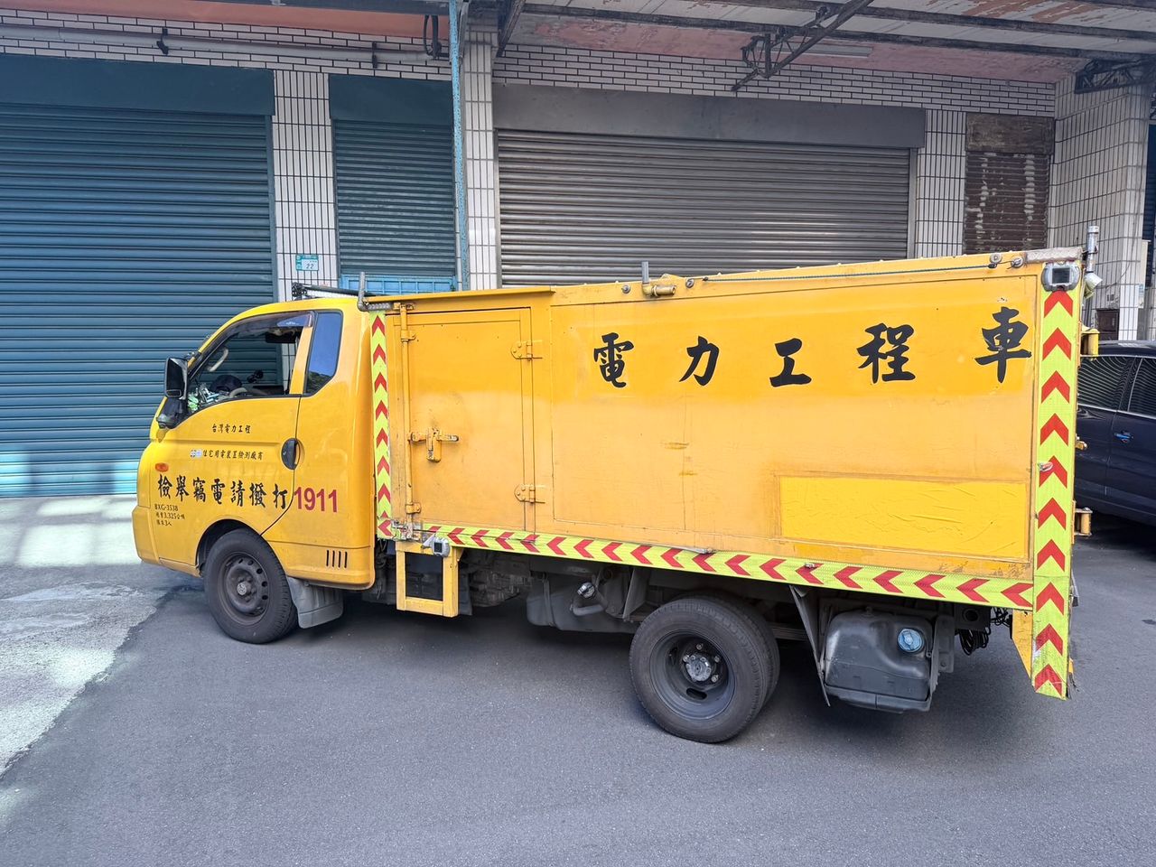 「偽台電工程車」橫行雙北引網熱議! 水電工違法改裝遭警攔查開罰