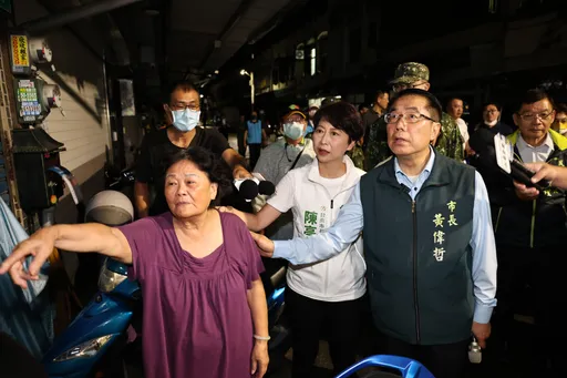 黃偉哲返台急衝安南火災現場慰問災民　50名官兵今投入協助災後環境復原