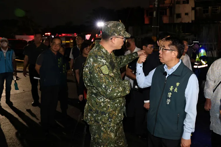 軍方弟兄投入復原工作。翻攝畫面