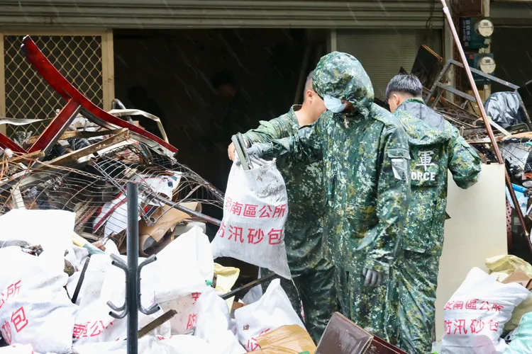 國軍投入台南救災。翻攝畫面