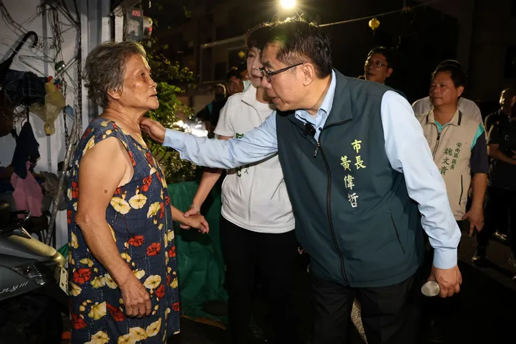 市長黃偉哲從新加坡返台，晚間隨即前往災害指揮所聽取簡報，並赴災區及安置場所慰問受災居民。翻攝畫面