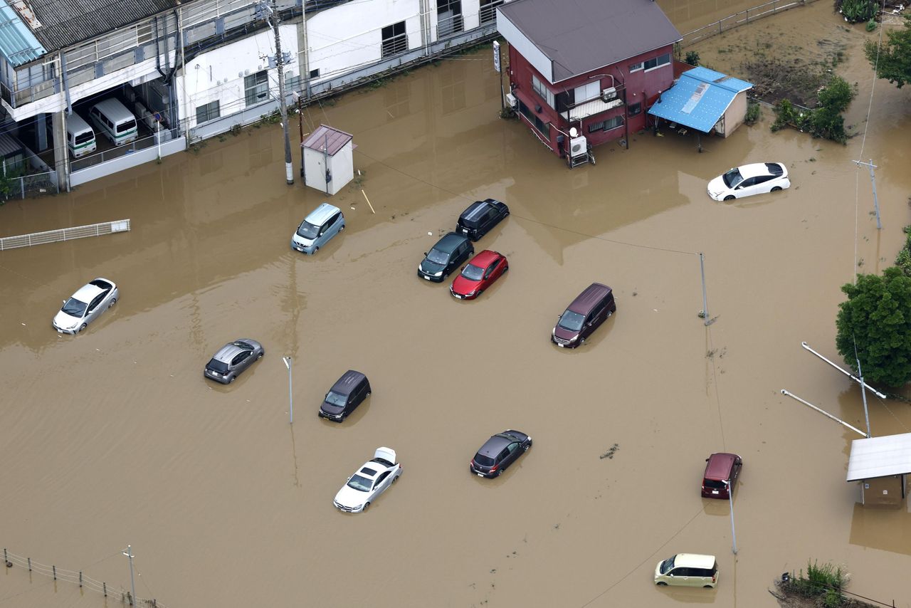 千葉破紀錄豪雨9死1失蹤 千棟房淹水!1200輛車遭棄置路上