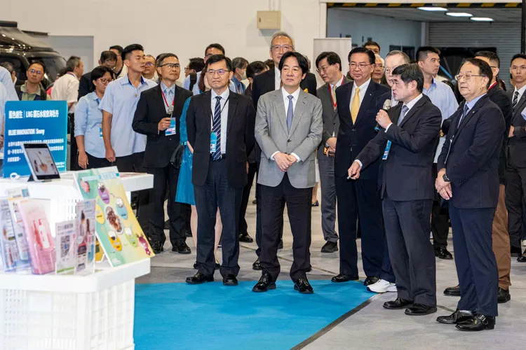 台灣中油今榮獲「2026亞太暨台灣永續行動獎」5座獎項，同時以「GO ZERO！低碳運行中」為主題參展。圖為總統賴清德（前排左二）、經濟部次長何晉滄（前排左一）參觀中油展區。中油提供
