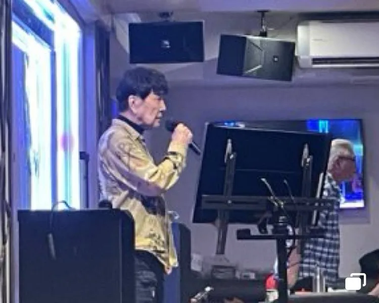 謝雷為演唱會零缺點，得空就去卡拉OK店演練曲目。欣代唱片提供