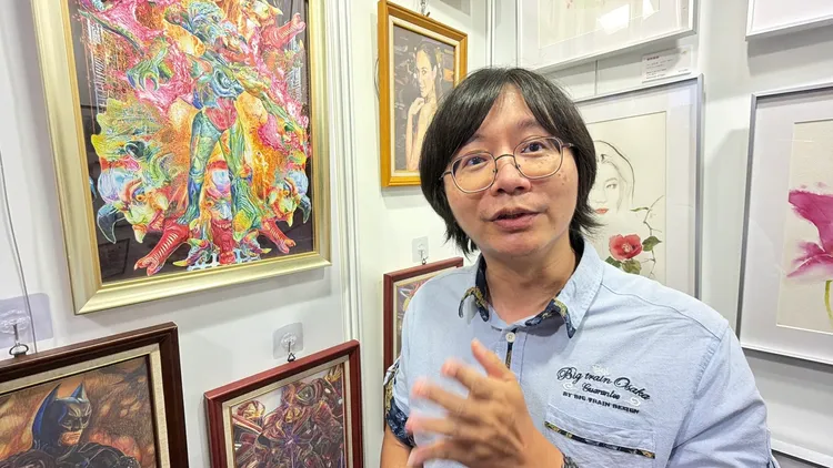 喜歡肉體變異、異形及終極戰士相關公仔模型的賴姓民眾，特別來看鍾穀龍畫作，因為他很用心一幅畫可能就要花費數個月，遠看像水彩，但近看可見原子筆一筆一劃繪製，相當細緻。曾佳俊攝