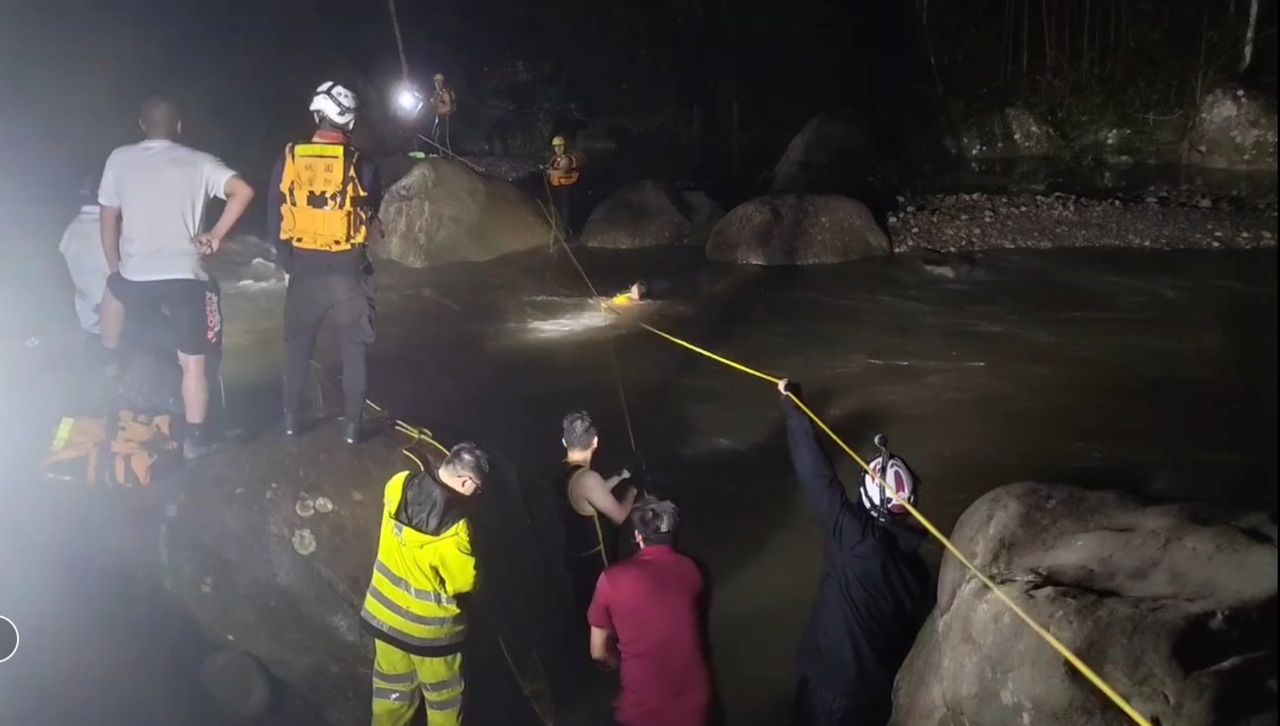 午後雨釀溪水暴漲!桃園復興2天18人受困 消防拋繩索急救援