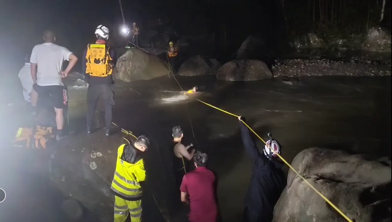 午後雨釀溪水暴漲！桃園復興2天18人受困　消防拋繩索急救援