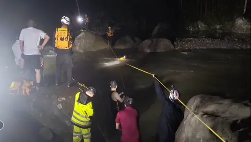 午後雨釀溪水暴漲！桃園復興2天18人受困　消防拋繩索急救援
