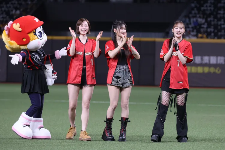 Nicole（右起）、朴奎利、許齡智與味全龍吉祥物芮美。莊宗達攝