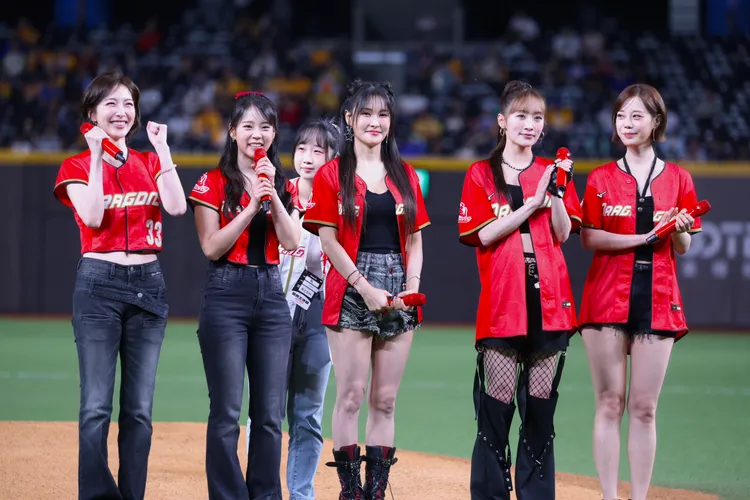 姜知英（左起）、韓昇延、朴奎利、Nicole、許齡智開心站上球場。莊宗達攝